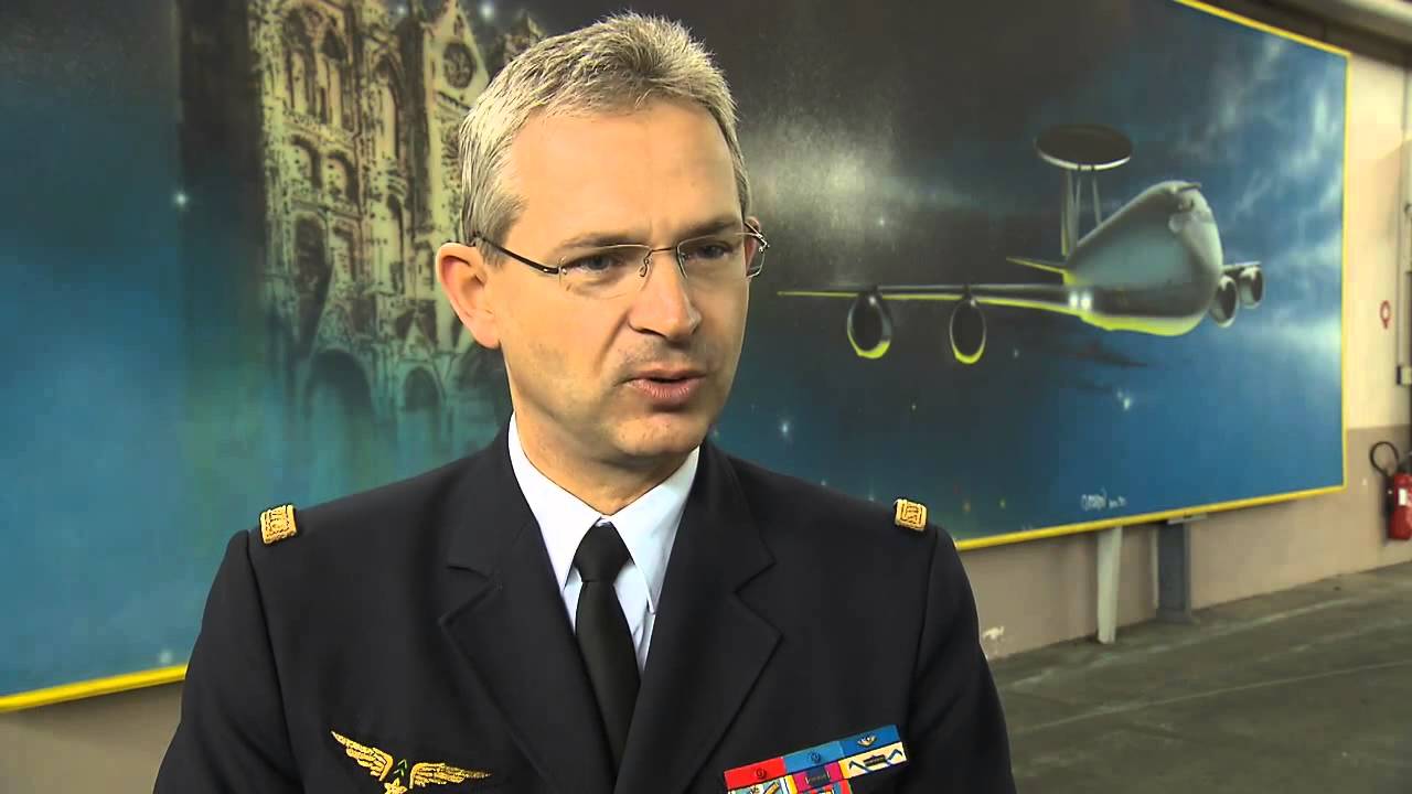 Le ministre de la Défense en immersion sur la base aérienne d'Avord