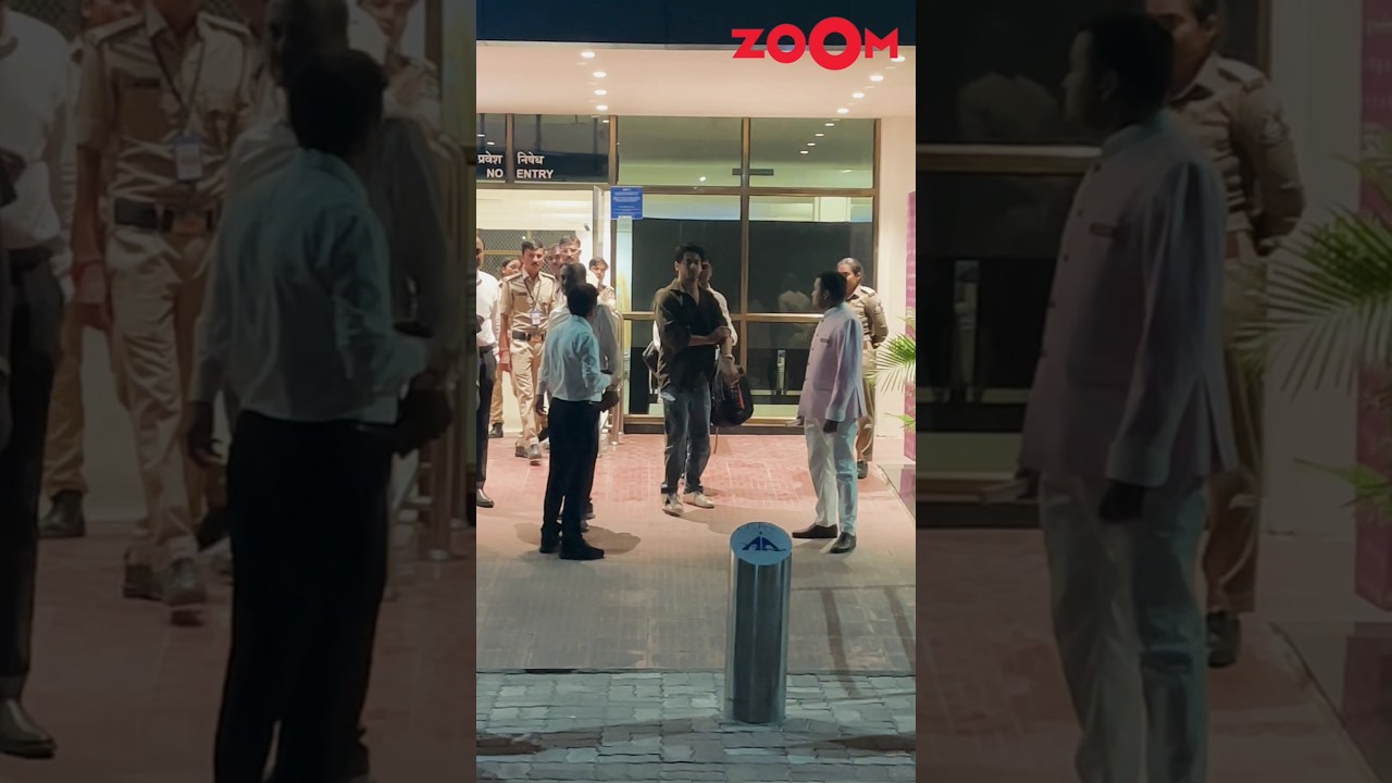 Aryan Khan WAITS while Janhvi Kapoor walks away as they reach Jamnagar airport #shorts #aryankhan