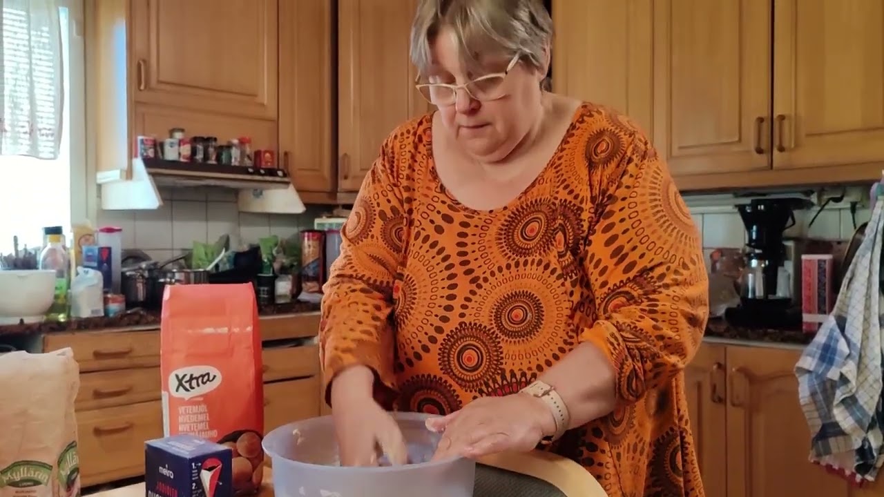 Kausi 4; Jakso 27: Moniviljaleipä, makaronilaatikko, uuniomena ja omenahillo - Tapahtuu mummolassa !