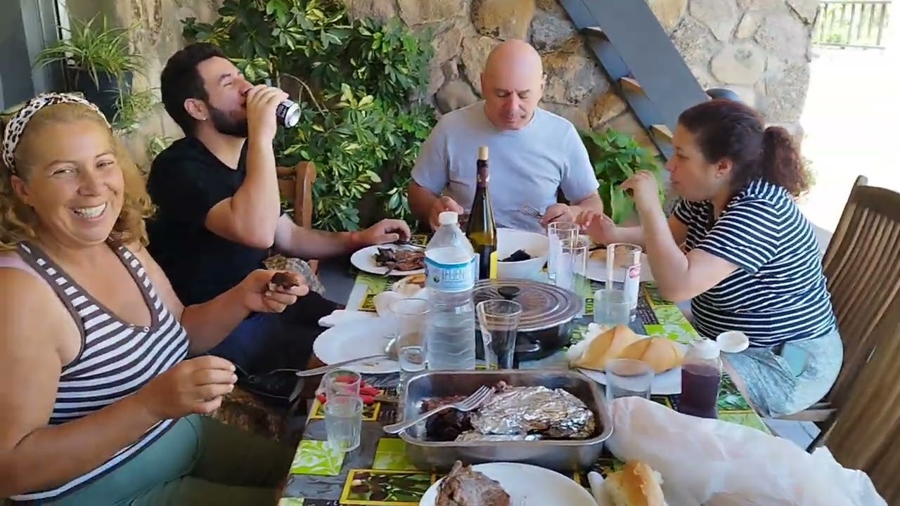 Hoy toca barbacoa con la familia y juntos los dos Abraham
