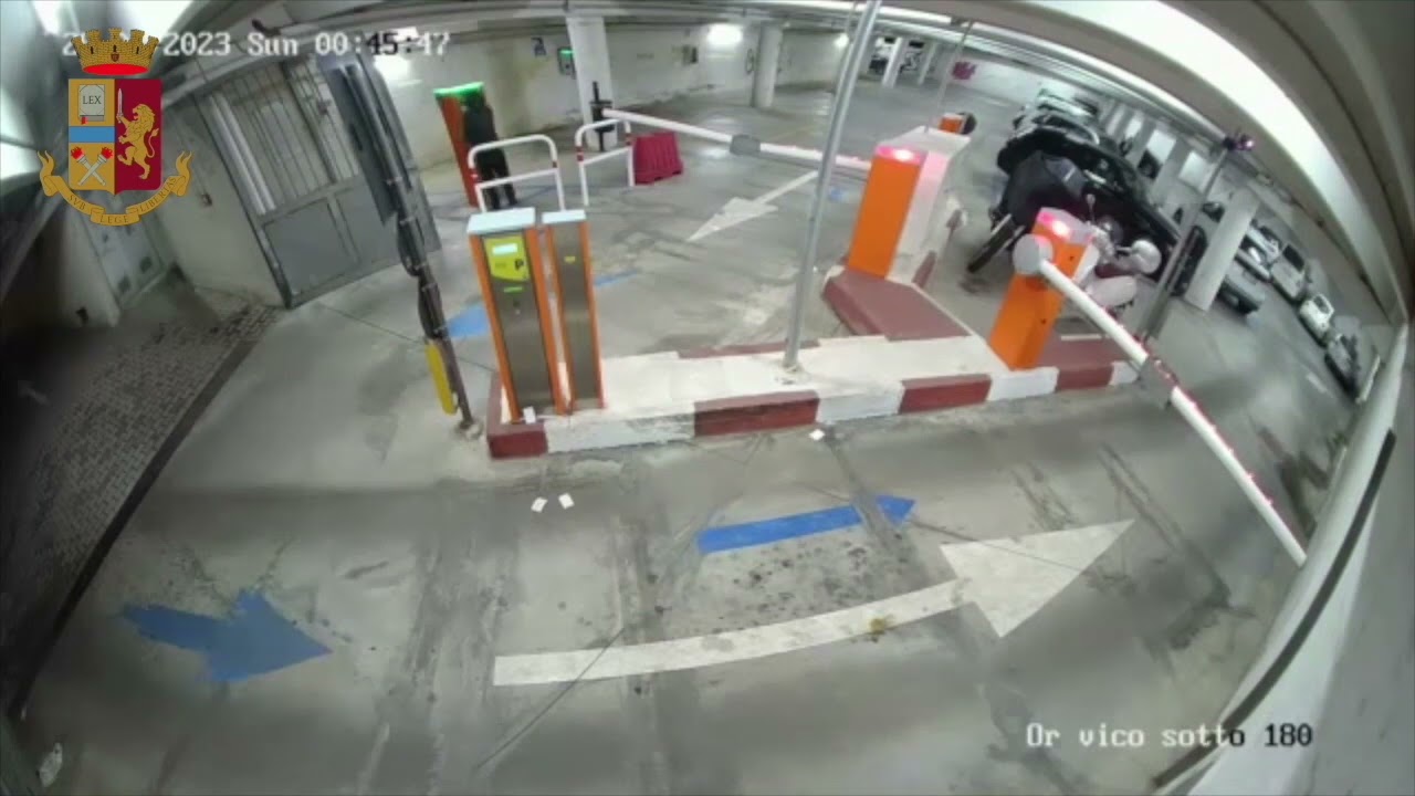 Oristano - Le immagini della banda che scassinava le casse dei parcheggi a pagamento