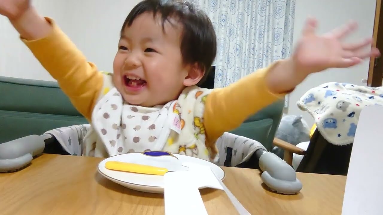I took over all the fruits of my dad and mom's cake 👶 ♥ 😂パパとママのケーキのフルーツを全て横取りしました👶♥😂