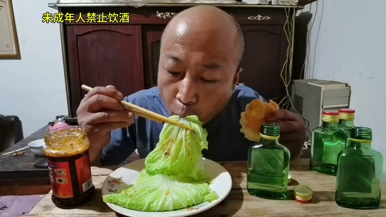 我晚上就爱喝酒，简单的下酒菜，喝上四个小酒了睡觉 #生活纪实