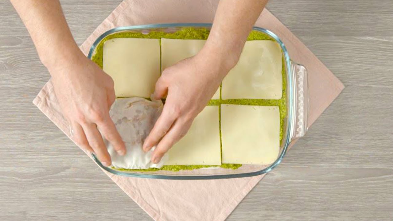 Almofadinhas de frango | Dobre a massa folhada em pacotinhos e coloque-os na assadeira