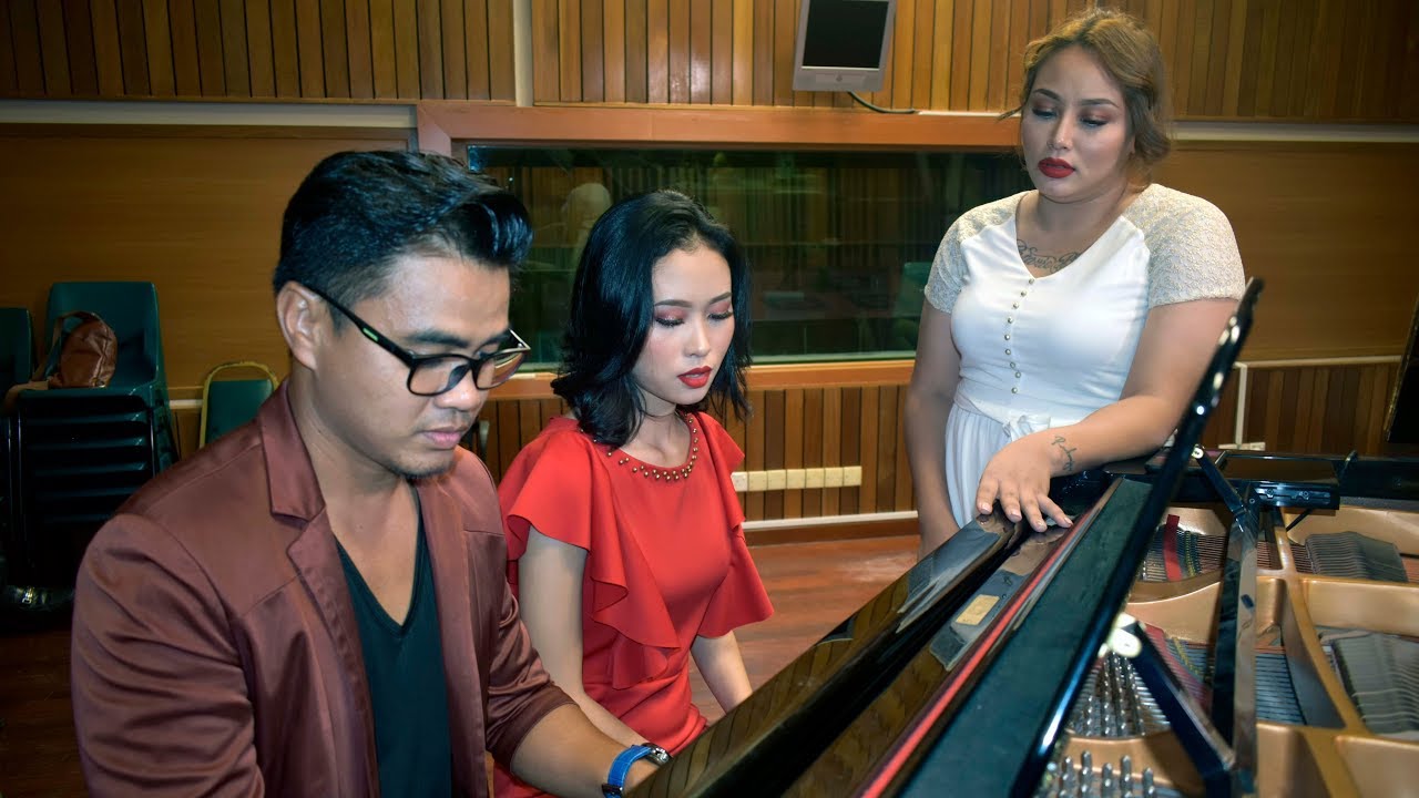 Benn Simon Waits without Lyrics for Elica Paujin & Rosario Bianis Tertunggu