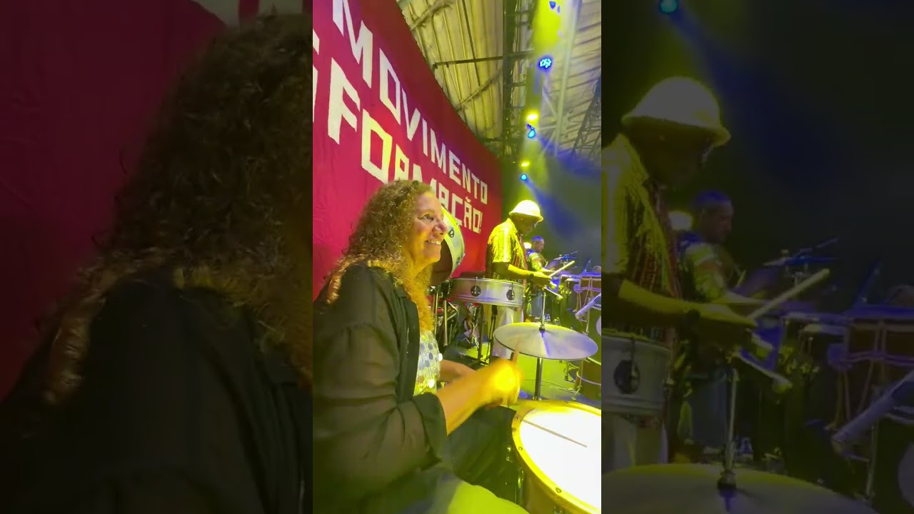Jandira Feghali tocando bateria com o Bloco Boitata no circo voador 