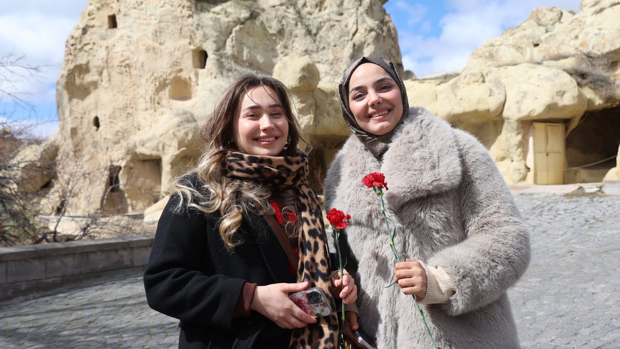 Kapadokya'da Kadın Turistlere Çiçekli 8 Mart Sürprizi 