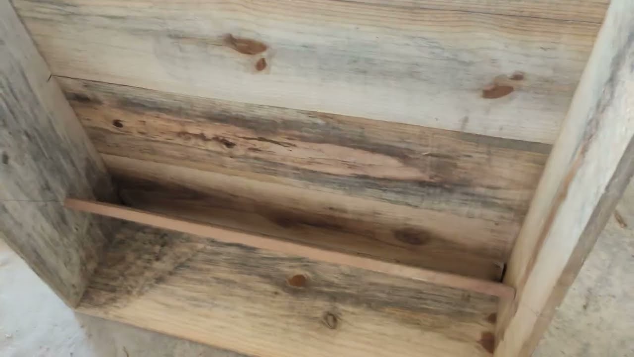 Porcos Caipira Como Fazer um Cocho Funil de Madeira 🪵🪚🔨para Criação Rústica no Mangueirão 1° parte