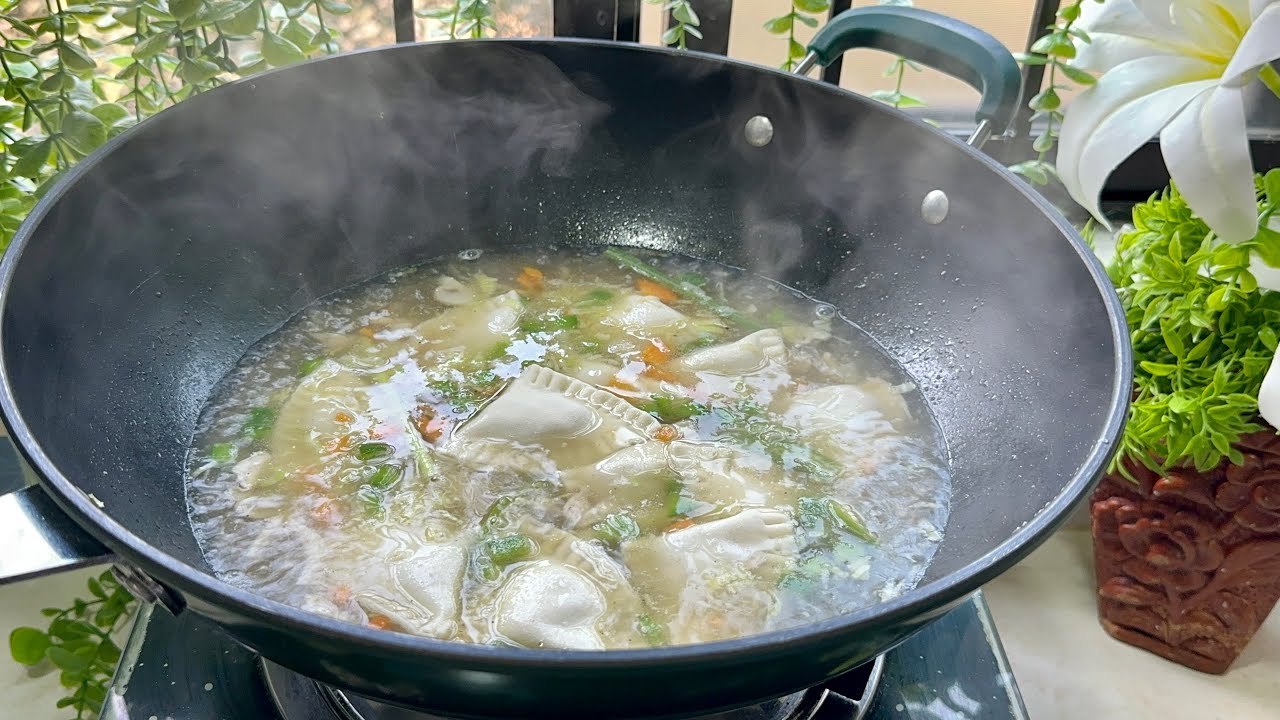 Spicy,Falvourful,Soft & Juicy Chicken Momo Soup Recipe 😋Chicken Dim Sum Clear Soup Recipe in Bangla