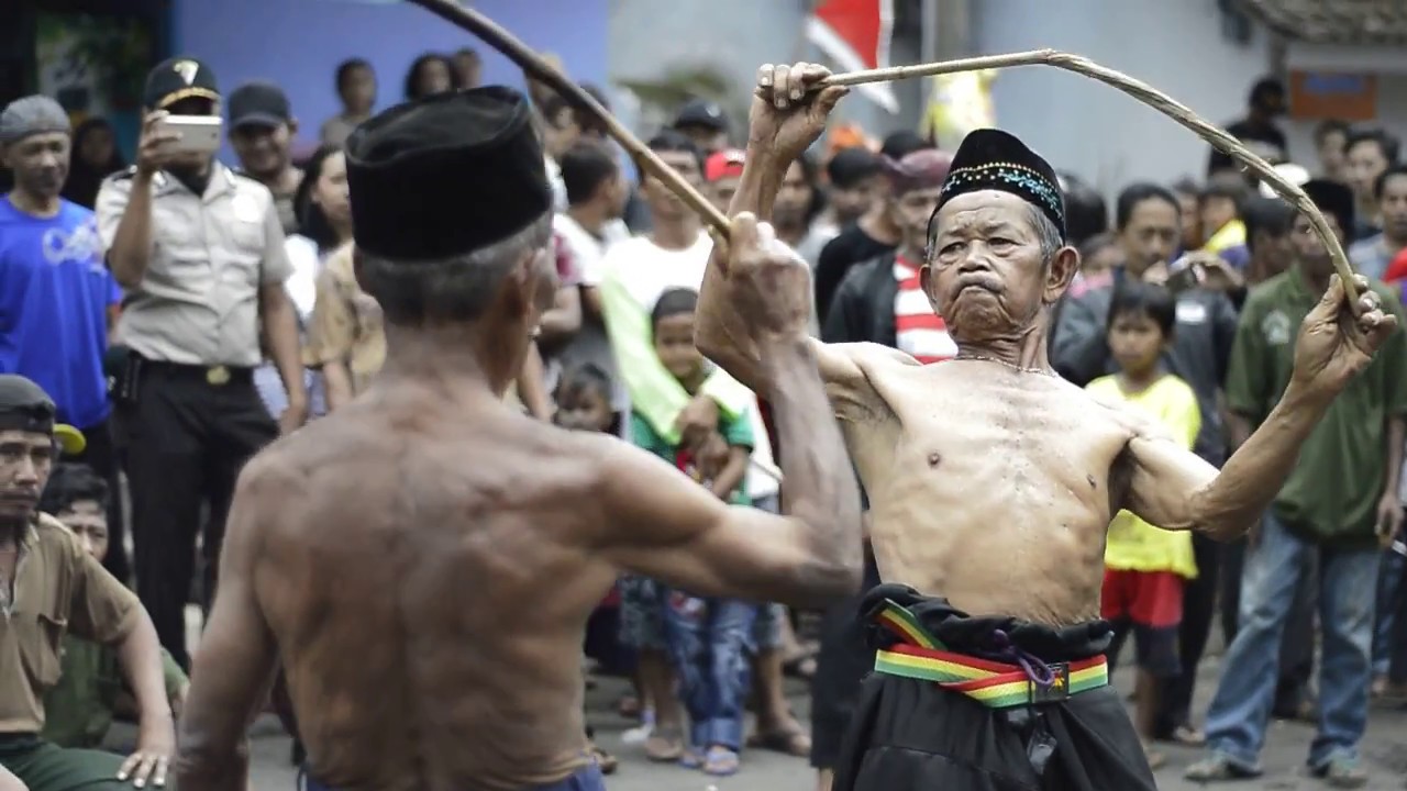 Budaya ujung mantra (ojhung) Gucialit Lumajang