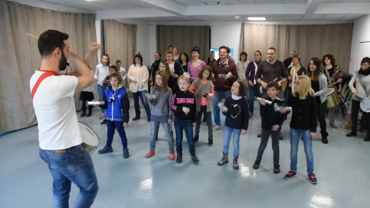 L'apprentissage d'une batucada à Tence