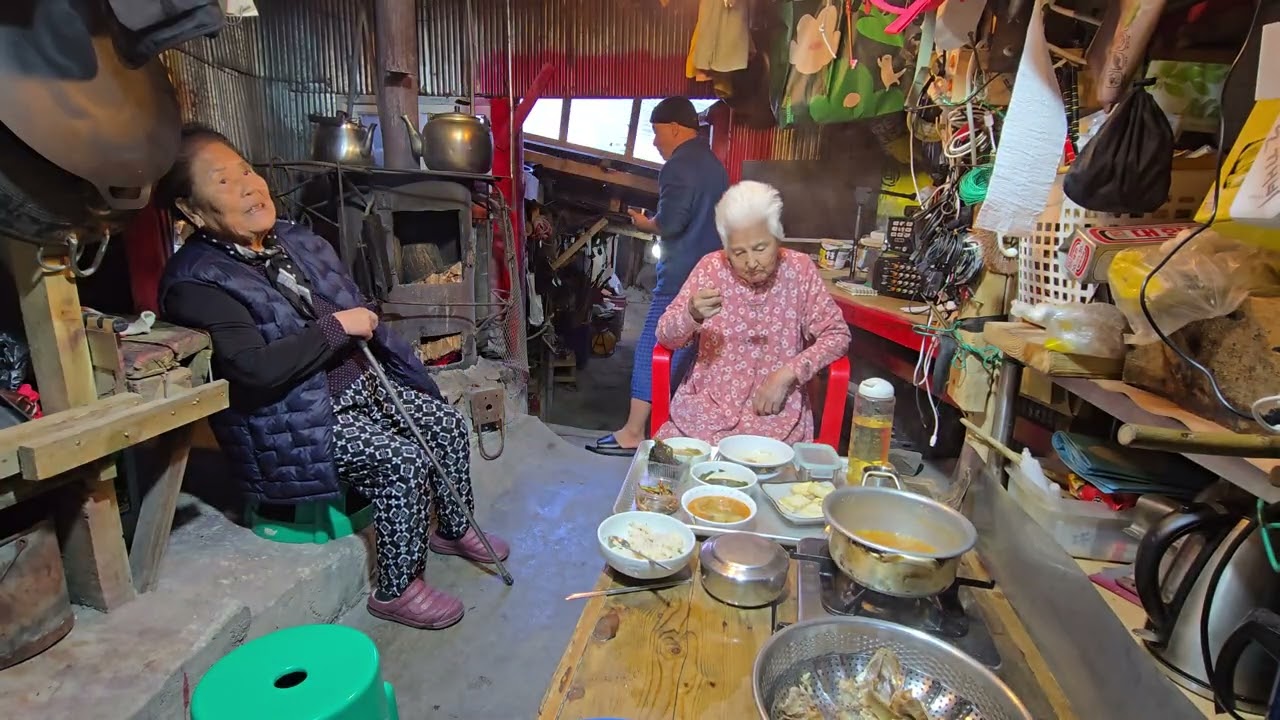 Честно говоря, мне лень кормить свою 97-летнюю маму. Но что поделать?