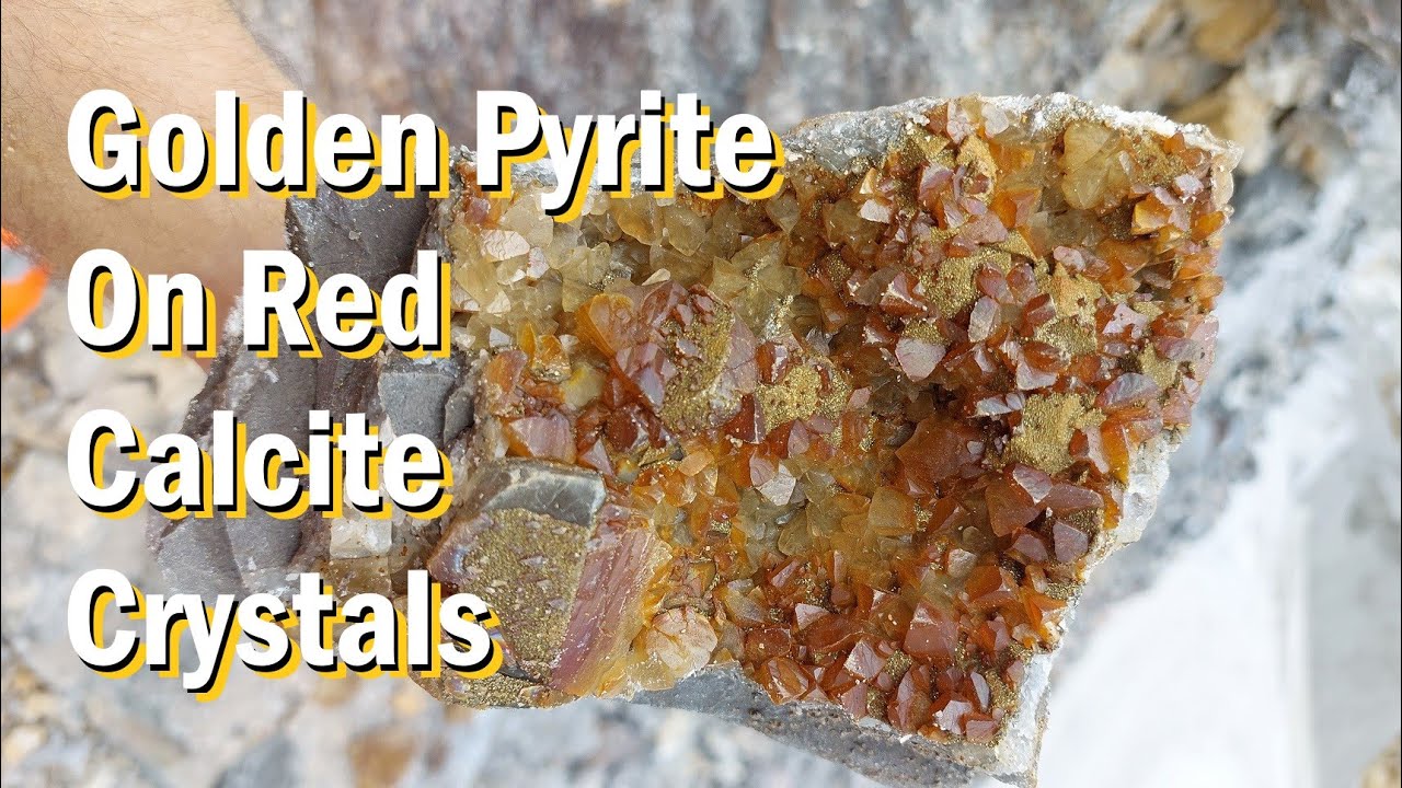 Goud gekleurde pyriet op rode calciet kristallen gevonden in een grote pocket