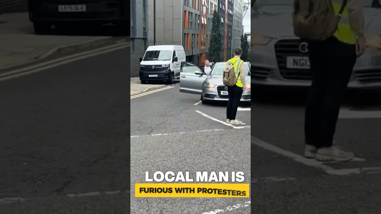 Напряженный момент: жители Ньюкасла противостоят участникам протестного марша | UK Shorts