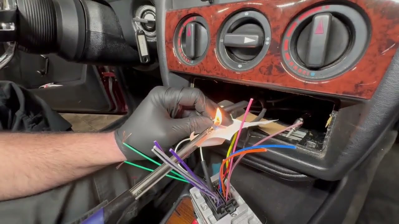 Fahrzeugspezifischen Stecker auf DIN umbauen anschließen. Zubehör-Radios richtig anschließen!
