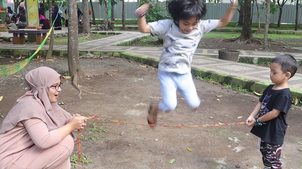 Seru Banget Yaya Mencoba Berbagai Permainan Anak Jaman Dulu !