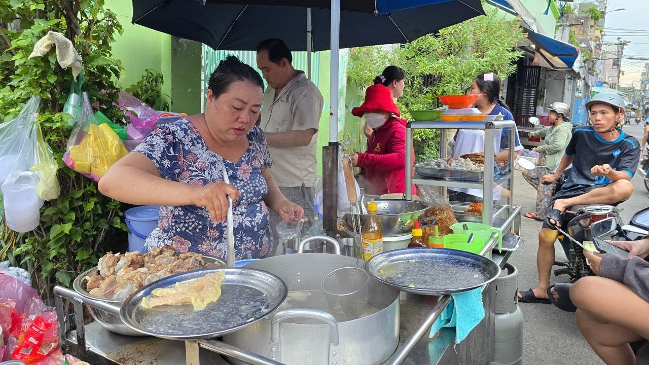 Bà trùm Lệ Chép lần đầu tiết lộ nhiều điều thú vị xoay quanh tiệm mì trộn xương tàu bay