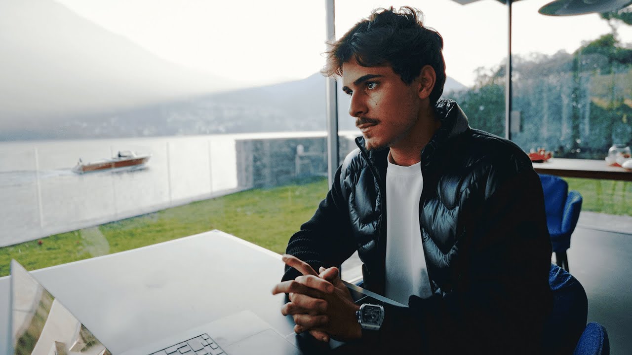 Предприниматель в сфере электронной коммерции с годовым оборотом в 30 миллионов долларов обсуждае...