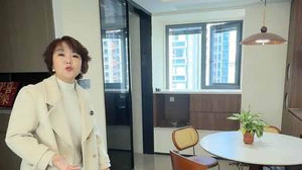 初六福门开，顺顺又利利！ 春节尾声，收拾心情重新出发。带你看一套简单舒适的新家。家要像行李箱，装得下所有，但拿取不费力。生活需要断舍离，更需要巧妙设计。#厦门装修 #厦门装修设计 #厦门精装房...