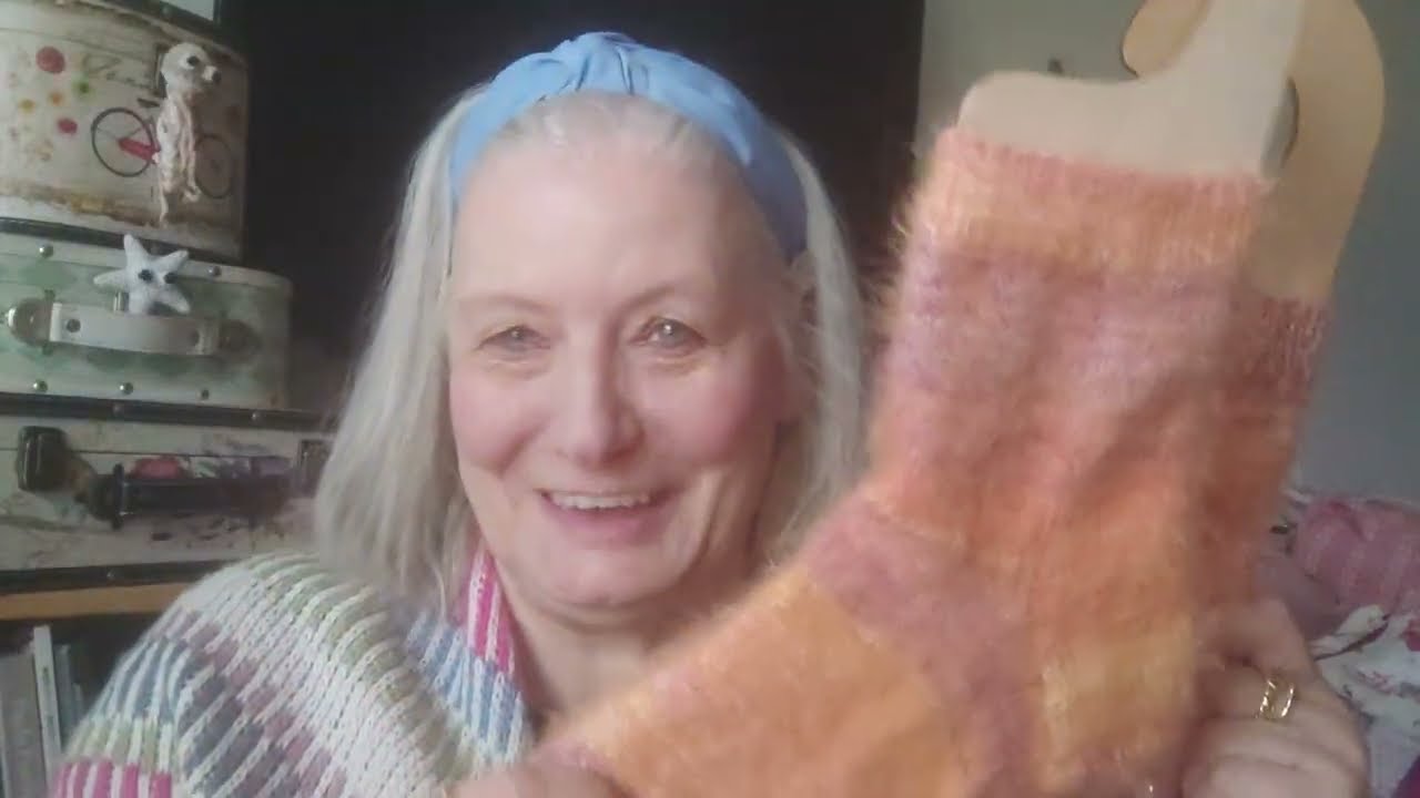 Folge 305. Fertiges,Neues,Privates, weitergestricktes, Bücher, und die Geschichte vom Schlossgarten.