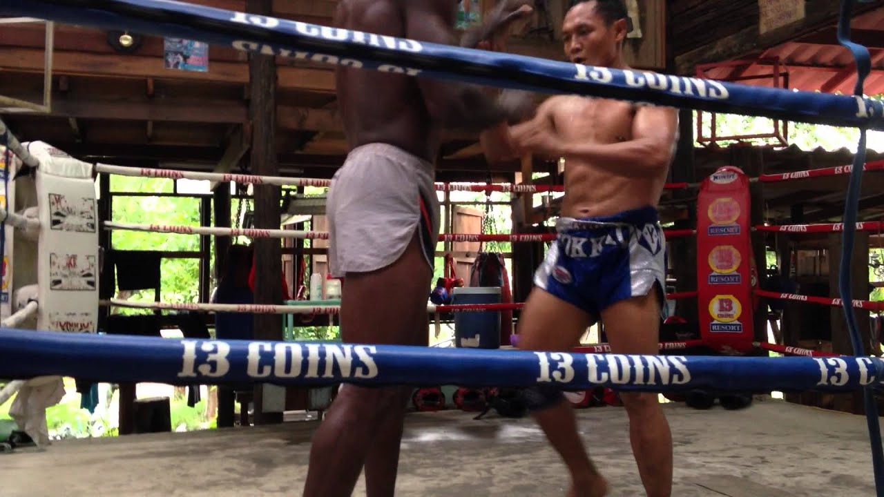 무에타이 빰훈련 Saenchai clinch training at PK saenchaimuaythail gym - 1