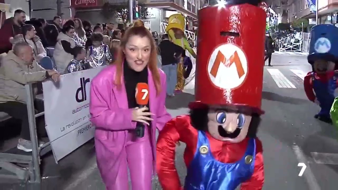 Reportera en apuros en el Gran Desfile de Águilas 2026