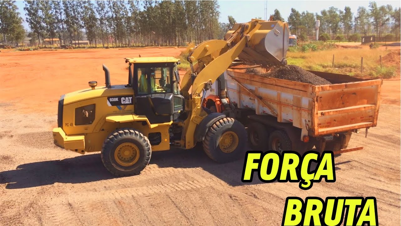 Pá carregadeira Caterpillar 938K carregando caçamba!!