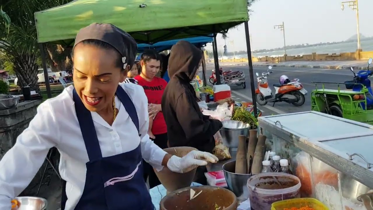 Ностальгическая приморская атмосфера в футбольном клубе «Прачуап». Скучаю по острому салату из мо...