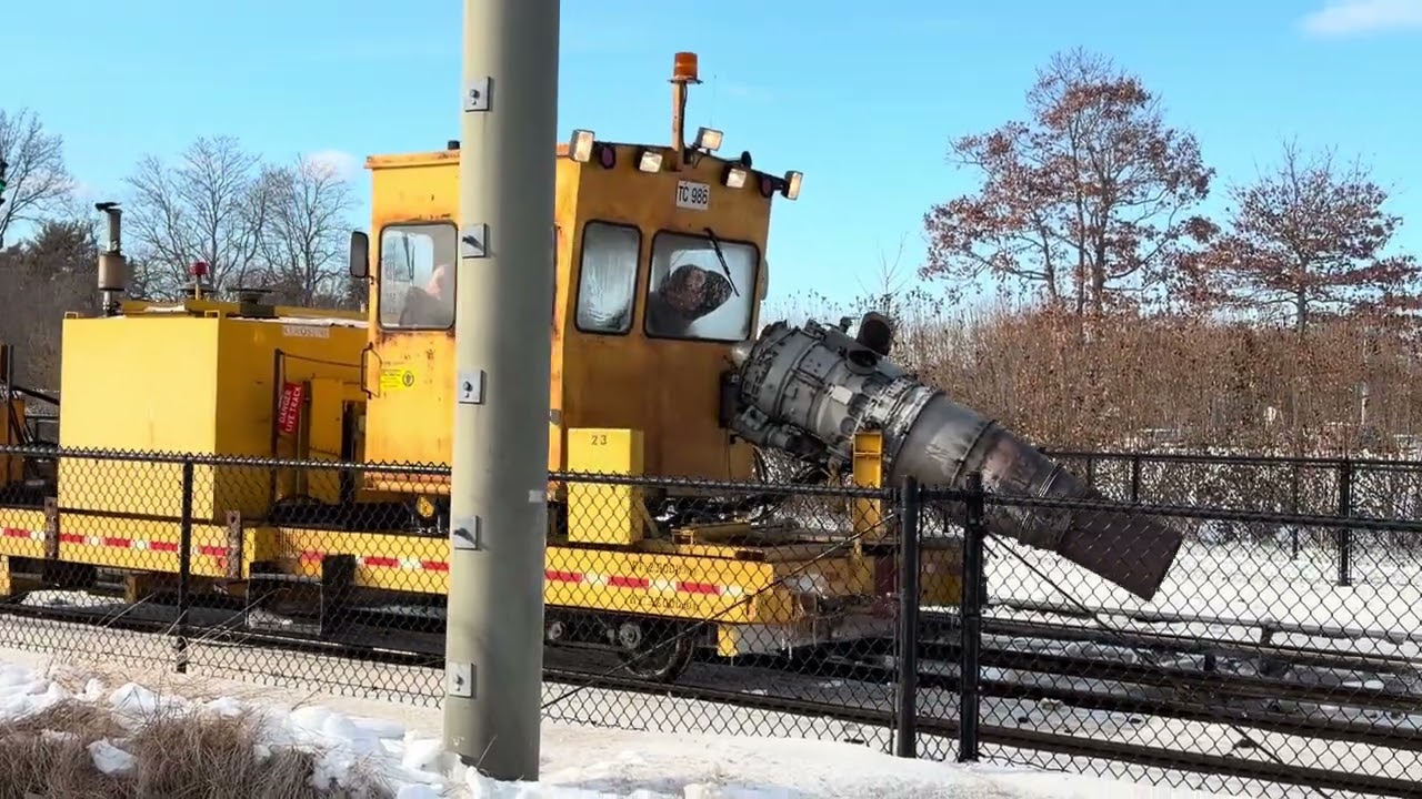 LIRR TC986 JET 🛩️ ENGINE BLOWER GETS COFFEE ☕️ 