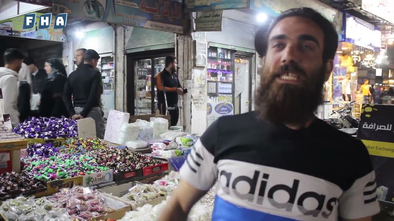 أجواء تحضيرات عيد الفطر في أسواق مدينة إدلب وسط إقبال ضعيف للسكان على شراء الحلويات والملابس