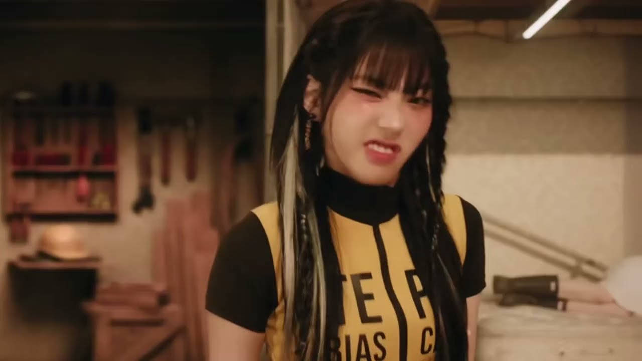 IZNA &lsquo;Mamma Mia&rsquo; MV but every time they say &ldquo;Mamma Mia&rdquo; it&rsquo;s sped up by 0.3x