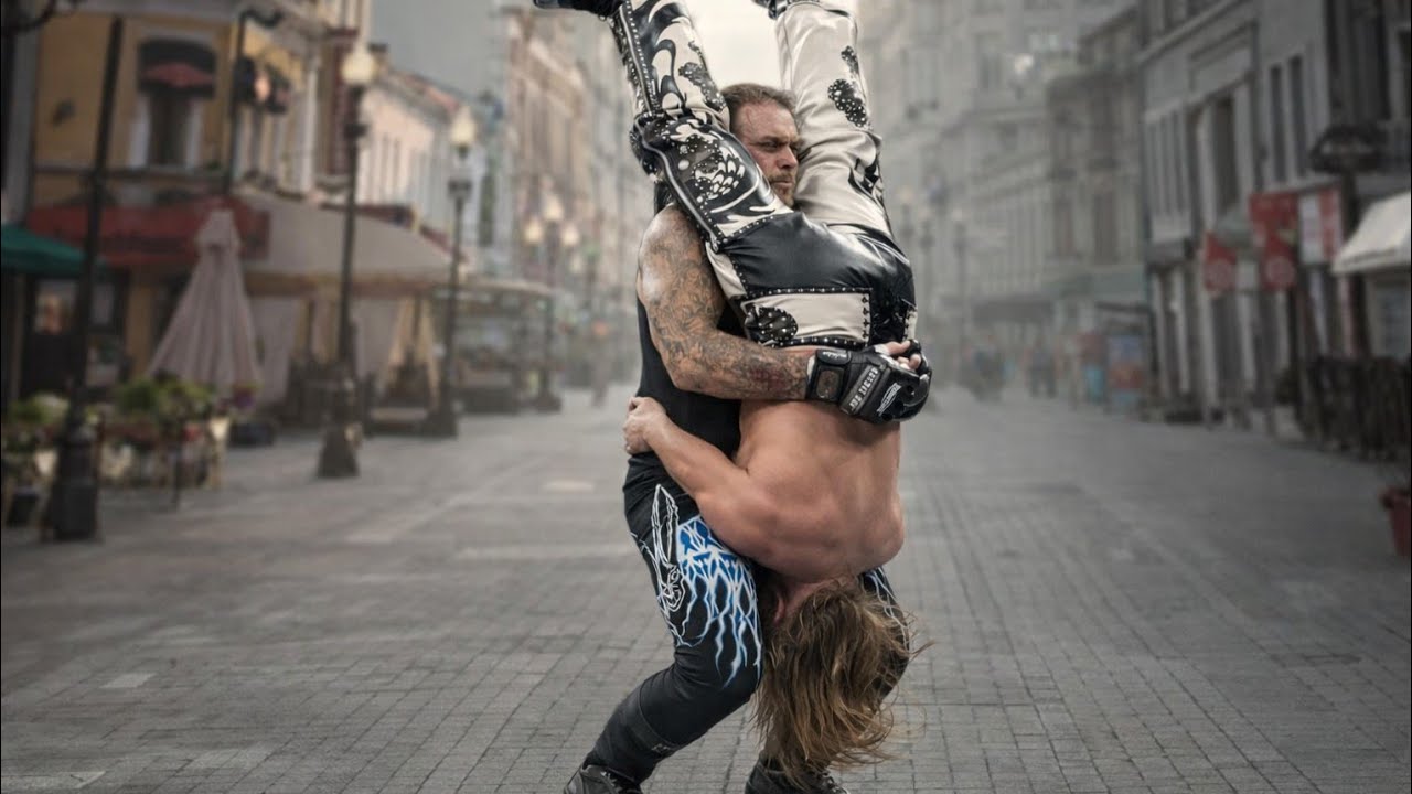 Рестлеры WWE демонстрируют свои фирменные приемы на публике.