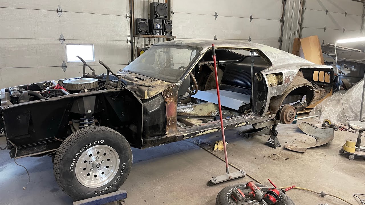 Замена боковой панели Mustang Fastback 1969 года с помощью крепления панели