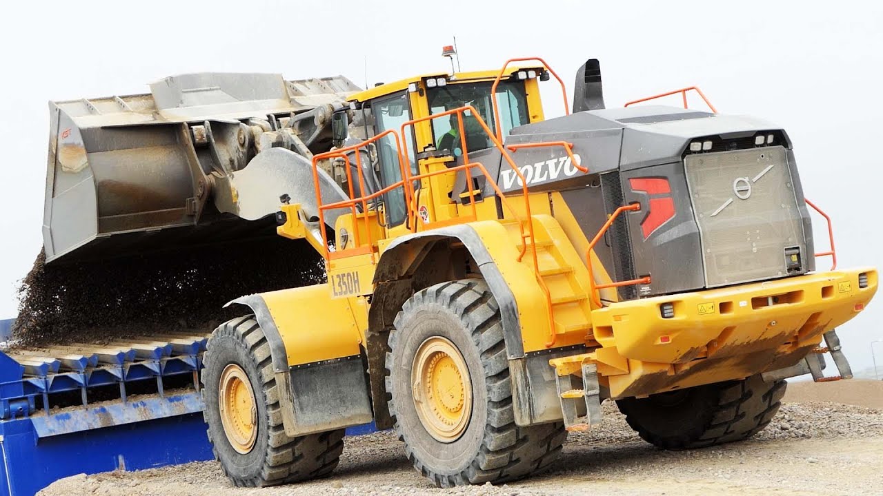 Volvo L220, L260 & L350H working together in Danish Gravel pit loading and unloading transport ship
