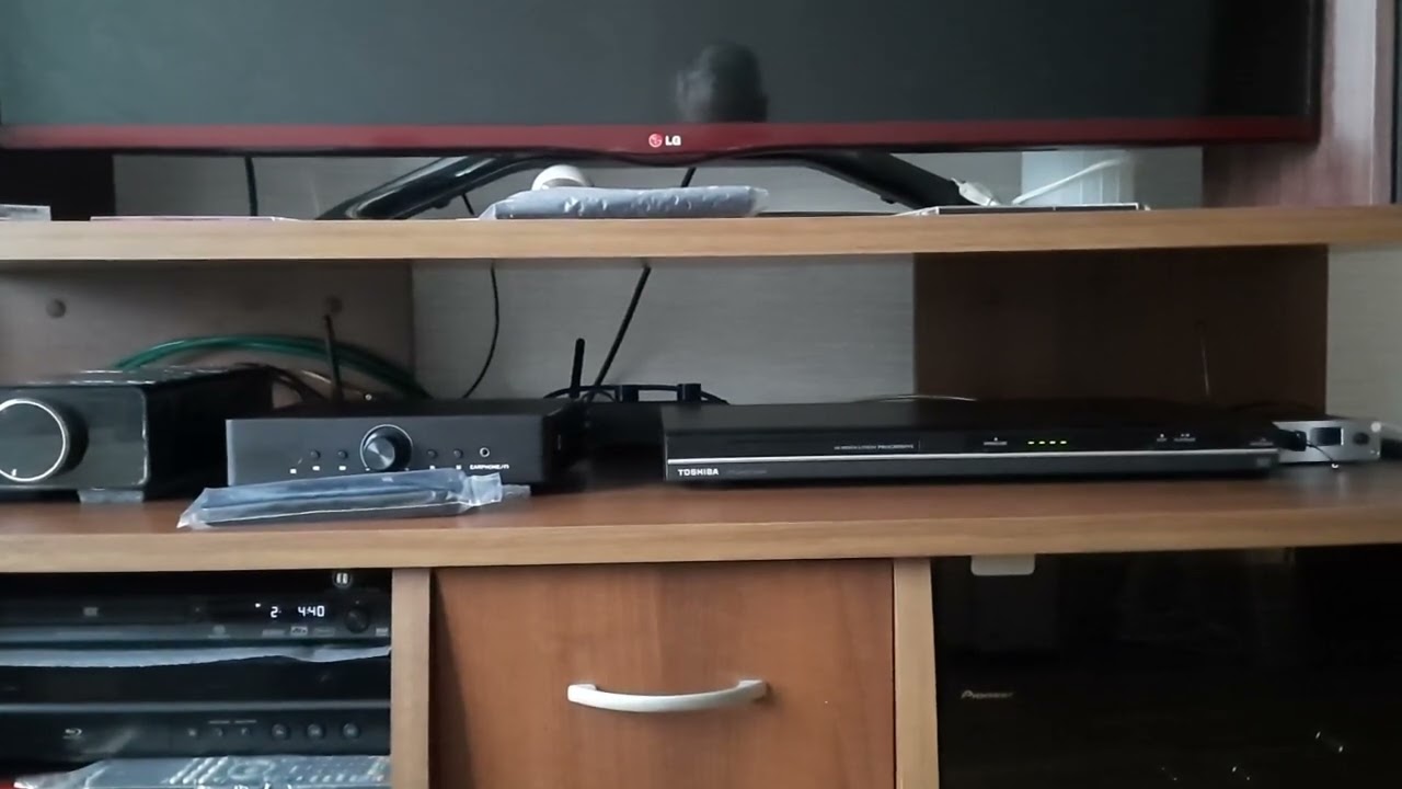 Сравнение звука между Pioneer dvd 585 и Toshiba sd700kr (  Acmera av6000, полочники Philips).