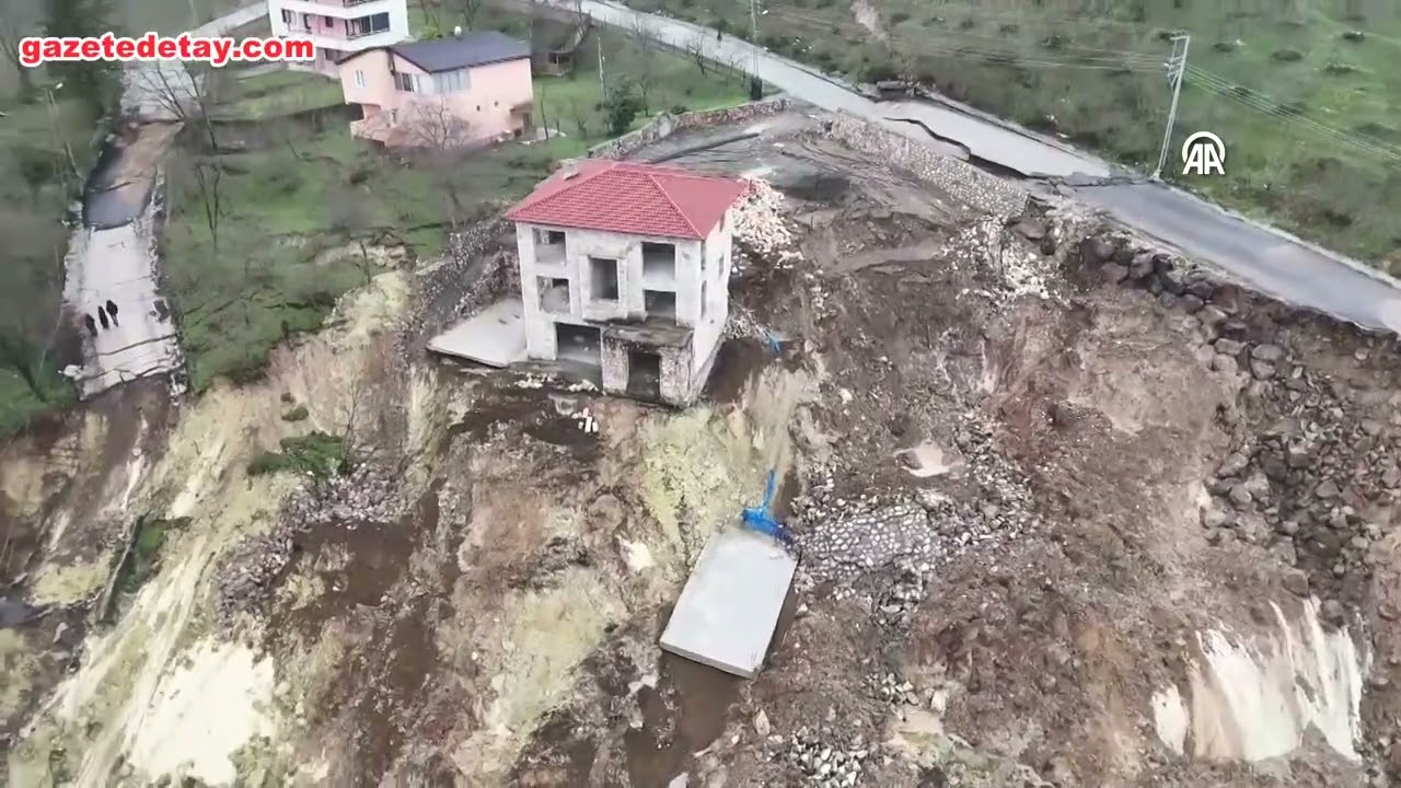 Ordu’da heyelan nedeniyle 2 ev ile halı saha yıkıldı