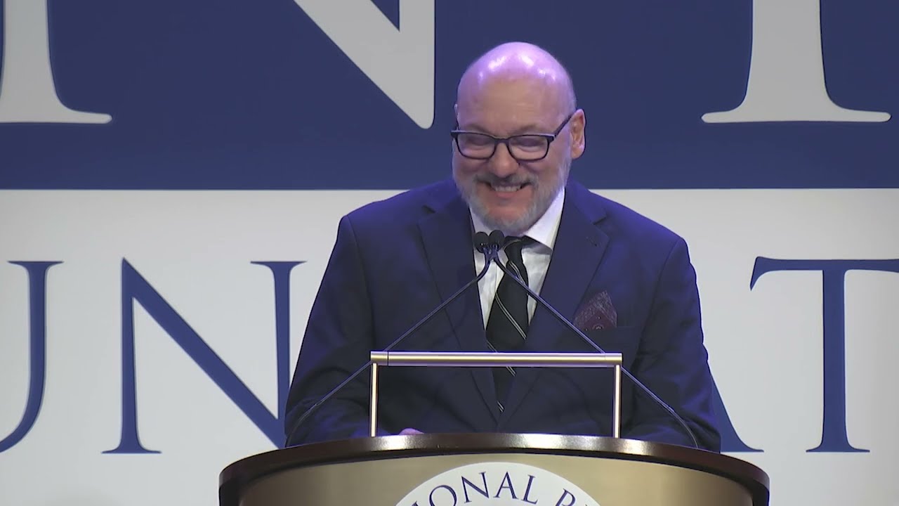 Manny García Accepts Benjamin C. Bradlee Editor of the Year Award