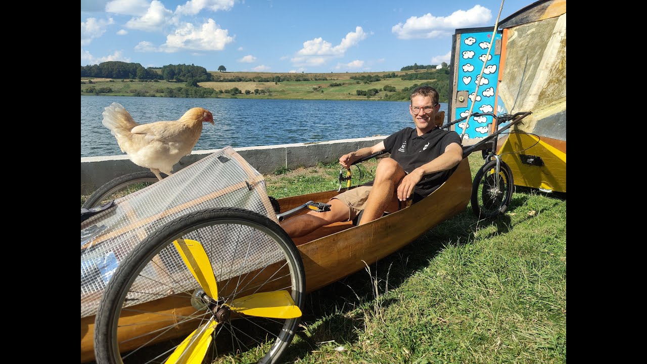Félix, son canoé-vélo, sa caravane et sa poule Chepa