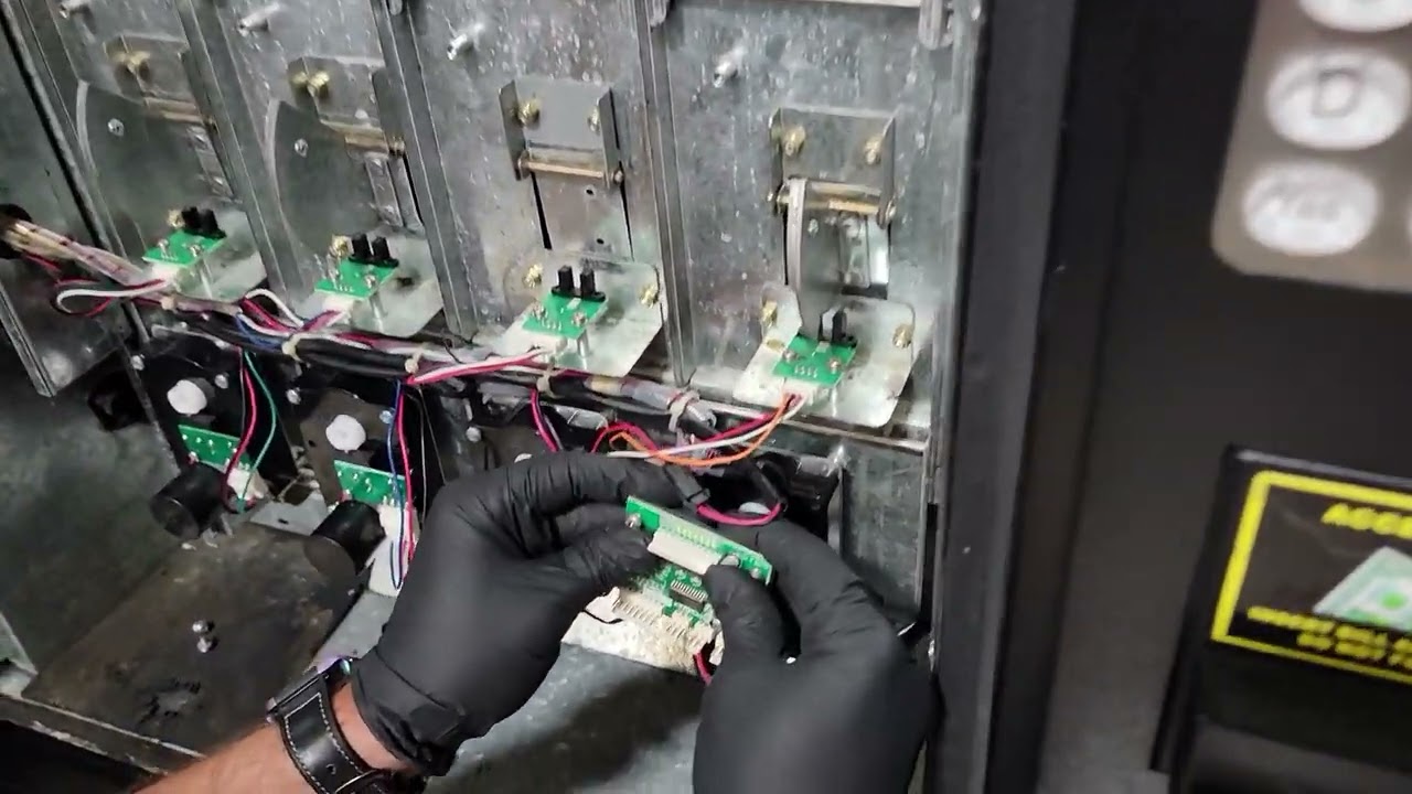 How to change a 6 channel motor control board combo vending machine.RS800 RS800 FEH-B12 NV2021 PC700