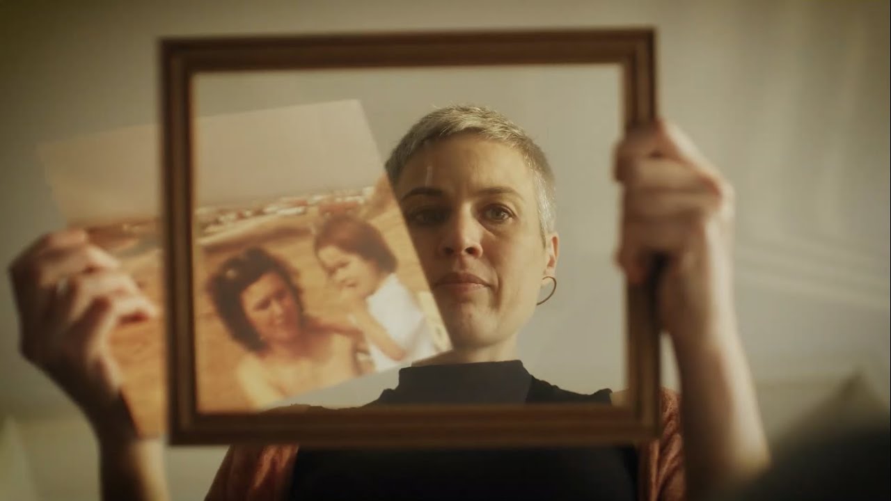 Anna Roig - Una abraçada de mare ( Videoclip oficial )