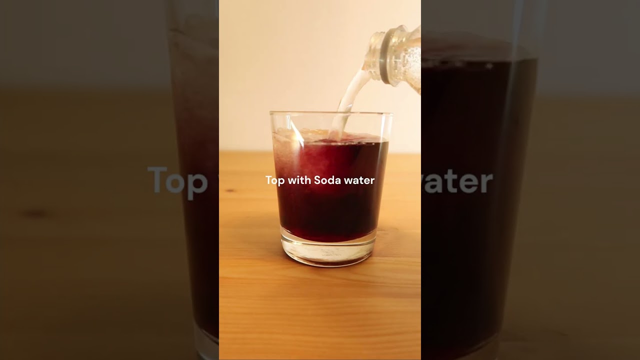 Два простых шага для приготовления вкусного коктейля &laquo;Шпритцер&raquo; из красного вина