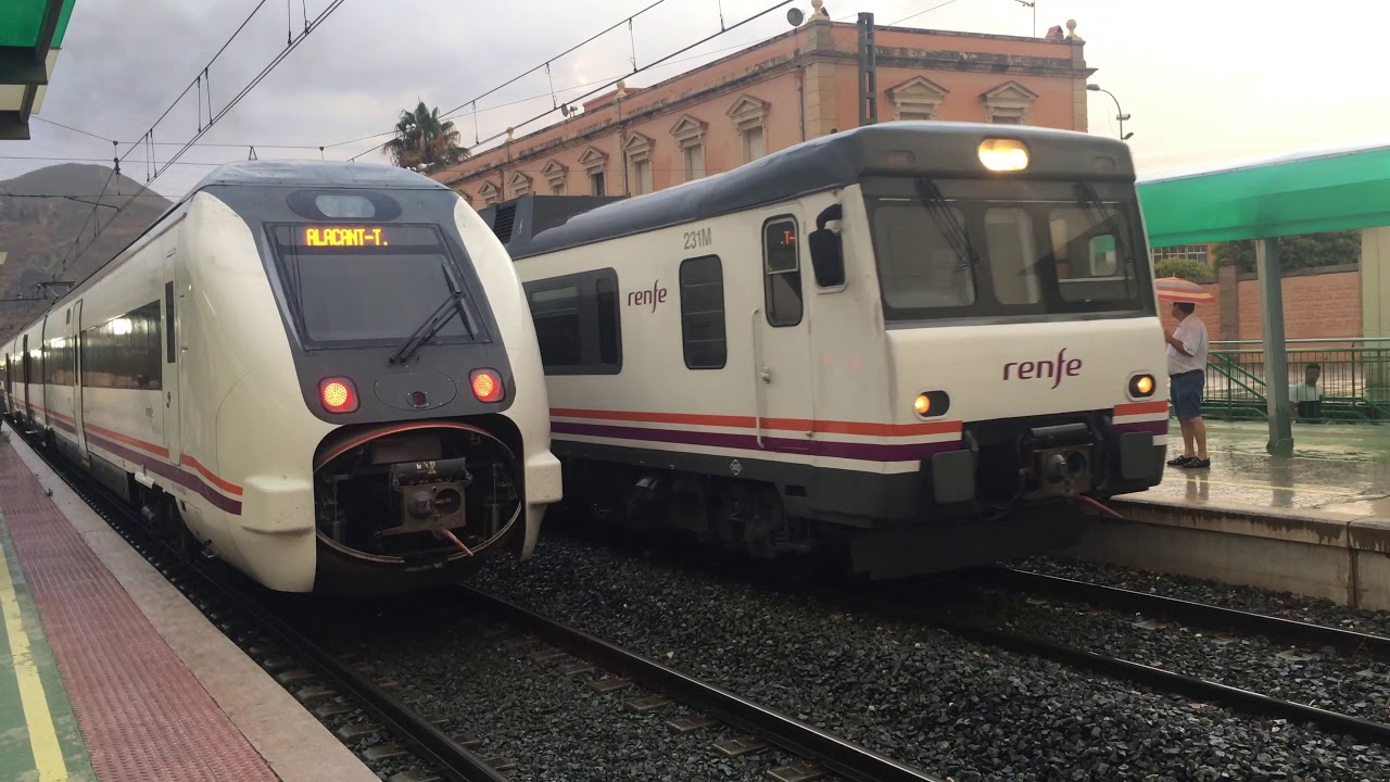 Cruce de trenes bajo la lluvia en la estación de Elda-Petrer.