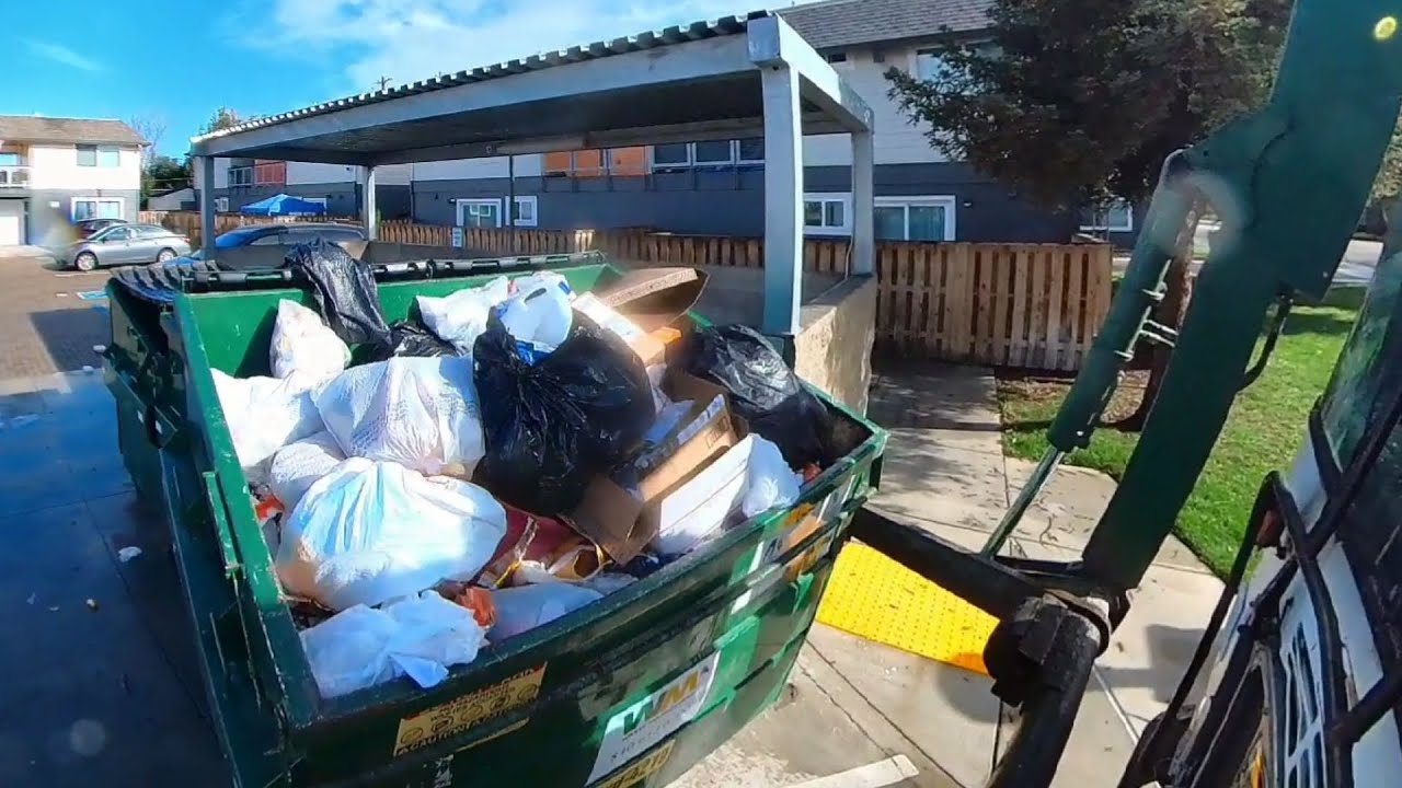 Waste Management Autocar/Heil Freedom front  loader garbage truck 019
