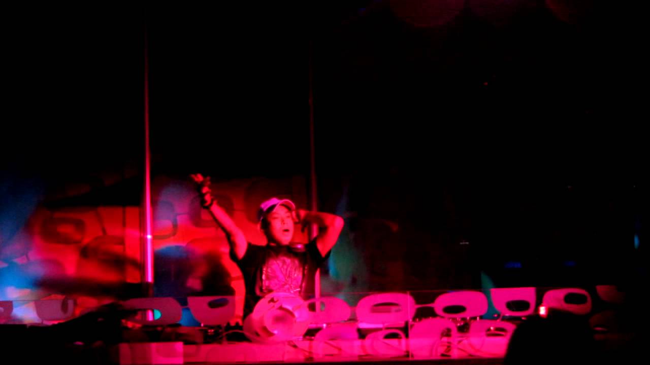 Incredibly Drunken Super Funky Thai DJ Lady Gaga Blue Kiss Ice Bar - Hat Yai Thailand - 720p HD