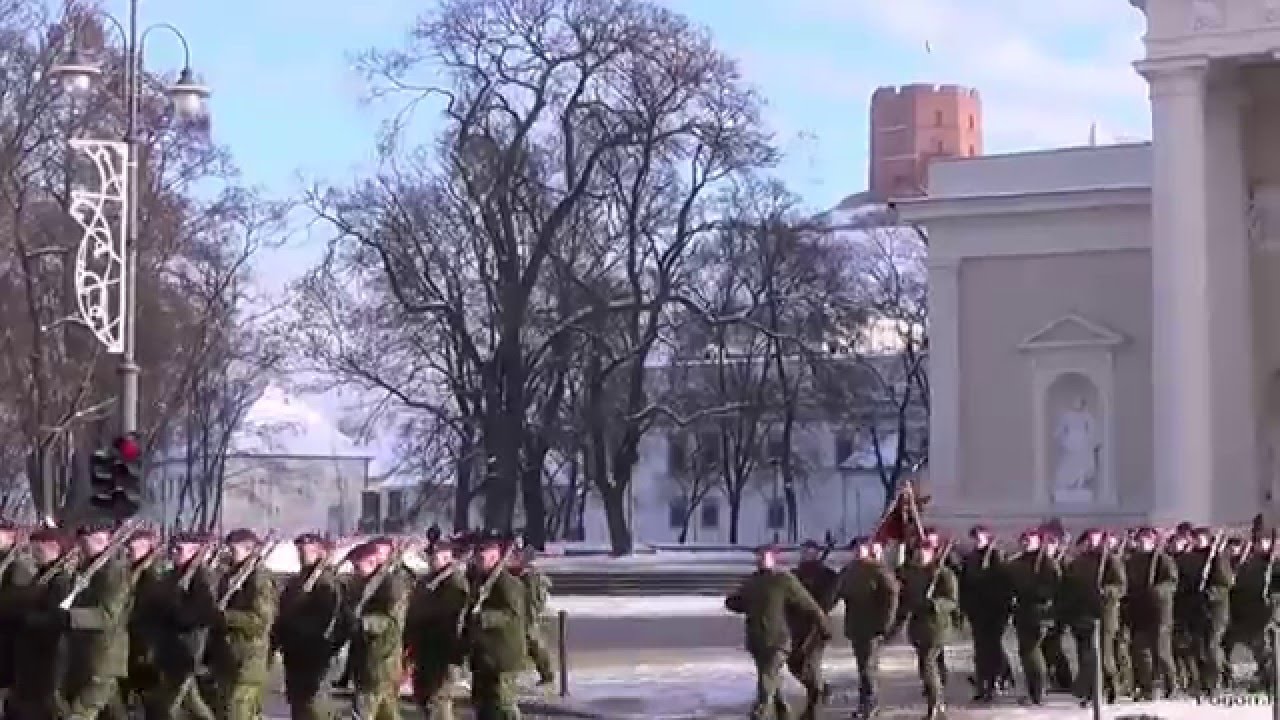 Karių  žygiavimas Gedimino prospektu į Nepriklausomybės aik&scaron;tę