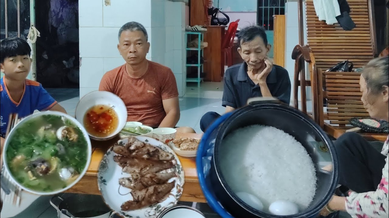 Trứng vịt lộn nấu canh khổ qua. Cá đổng chiên muối sả. Bữa cơm với anh nhà quê vlog 