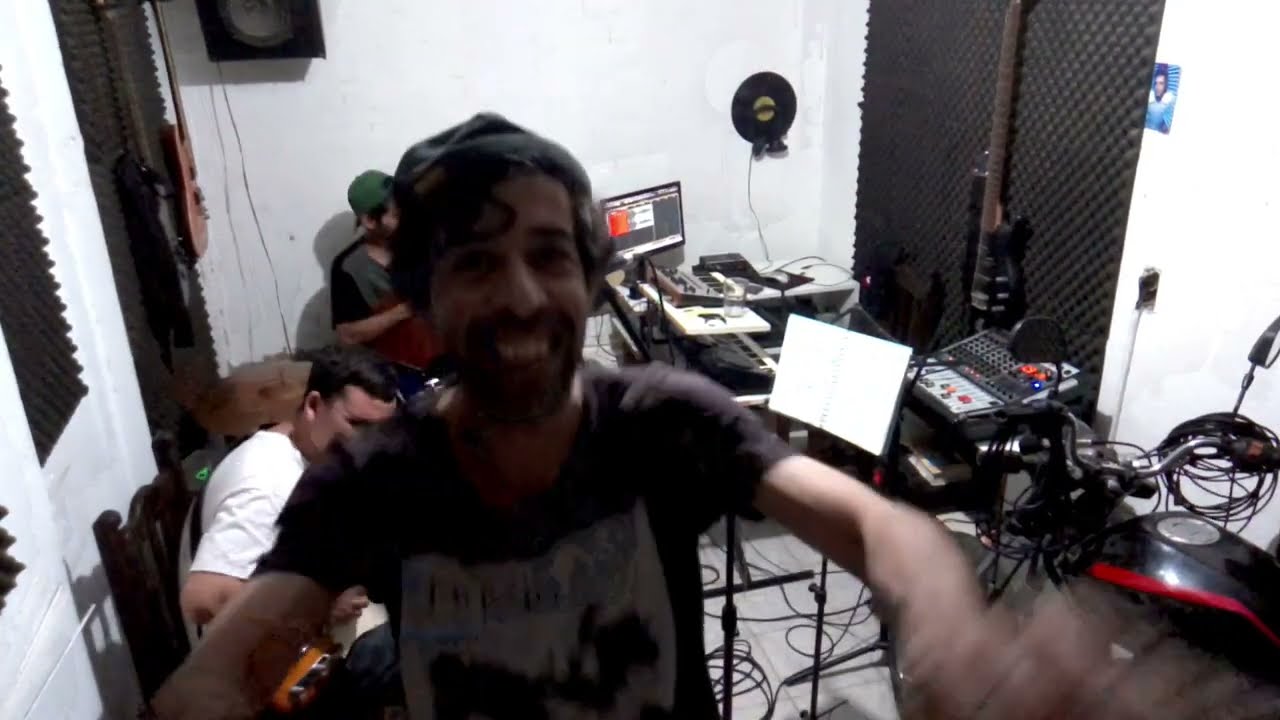 Grabando y probando estas ideas en el home studio (con @Ema-Dam y @EnzoGarcia-m5j6o )
