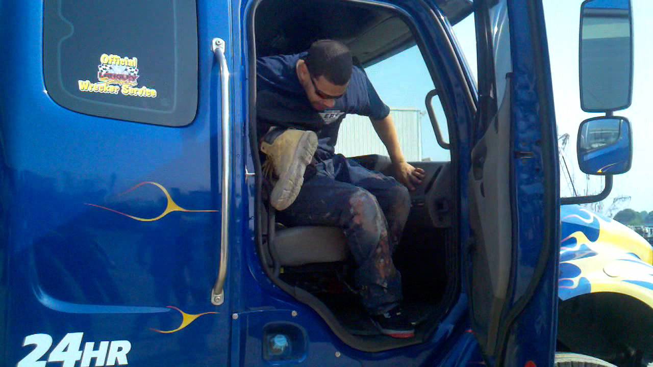 Ten guys inside a tow truck the saga