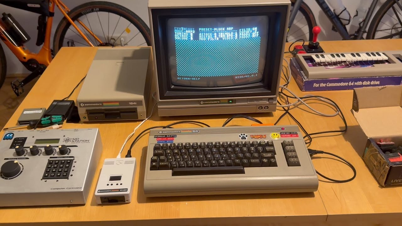 Commodore 64, SID Station, редкий чип 6582 и многое другое. Это не музыкальный клип, но самый гик...