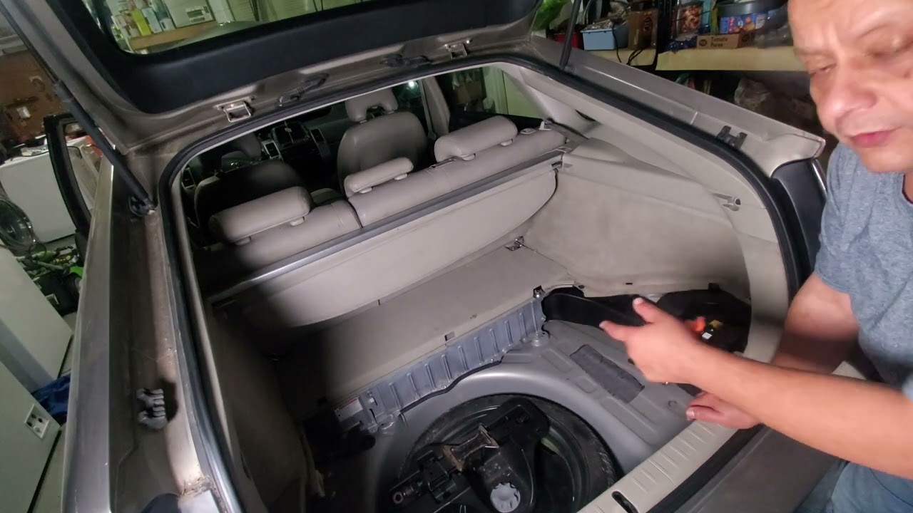 How to Replace Toyota Prius Electric Battery - جزء ١ كيفة فك بطاريه سياره تويوتا بيريوس كهربا